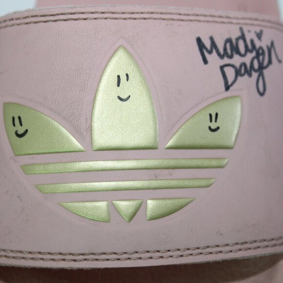 Adidas Women's ADILETTE LITE Mauve Slides Size 5 Signed Gymnast Madi Dagen & Kik - Picture 3 of 13